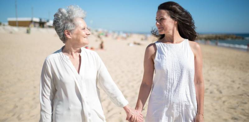 Total look white da mare a 60 anni