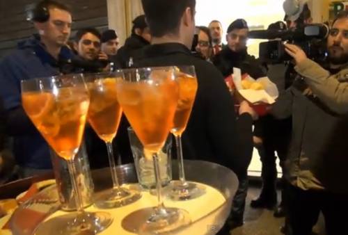 Spritz, negroni e prosecco: dopo la sfiducia a Letta è festa alla direzione del Pd