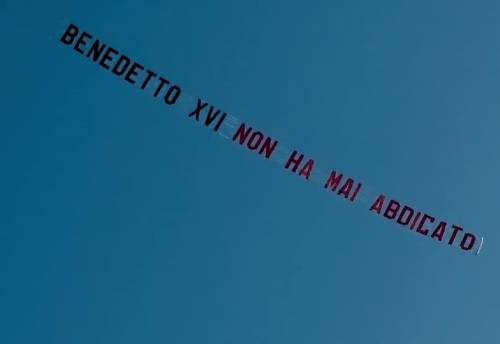 "Benedetto XVI non ha mai abdicato". Il curioso striscione apparso sul litorale di Ostia
