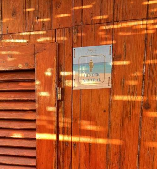 "Soddisfiamo le esigenze dei clienti". Ecco il bagno "gender neutral" in spiaggia