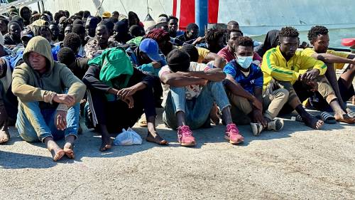 Migranti, arrivi in calo: ecco tutti i numeri