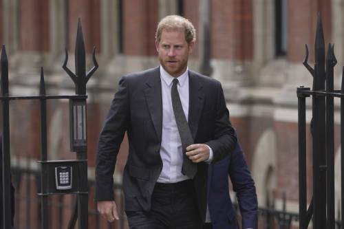 Harry torna a Londra e incontra Carlo. I dubbi sulla salute del re: "Brutto segno"