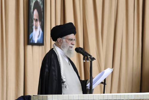 Khamenei si sente braccato. "Scelte ardue e zero opzioni"