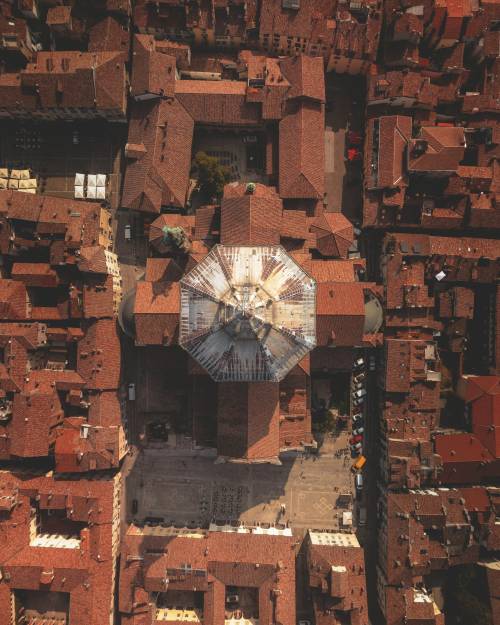 Elegante città a misura d'uomo e custode dei tesori del Medioevo
