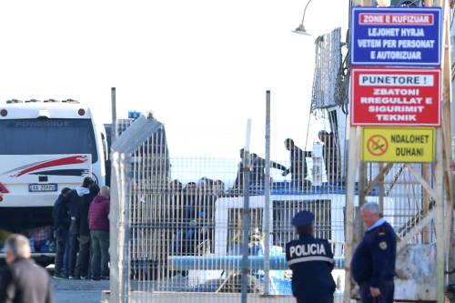 In Albania arrivano 40 clandestini. Pd subito all'attacco: "Sono ammanettati"