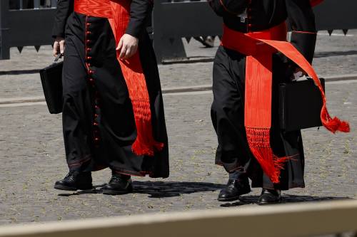 Cipriani, punito da Francesco per pedofilia si presenta vestito da cardinale al Conclave
