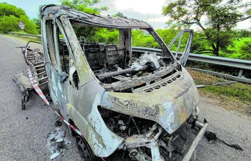 Rapina al polo logistico: spari, fiamme e chiodi