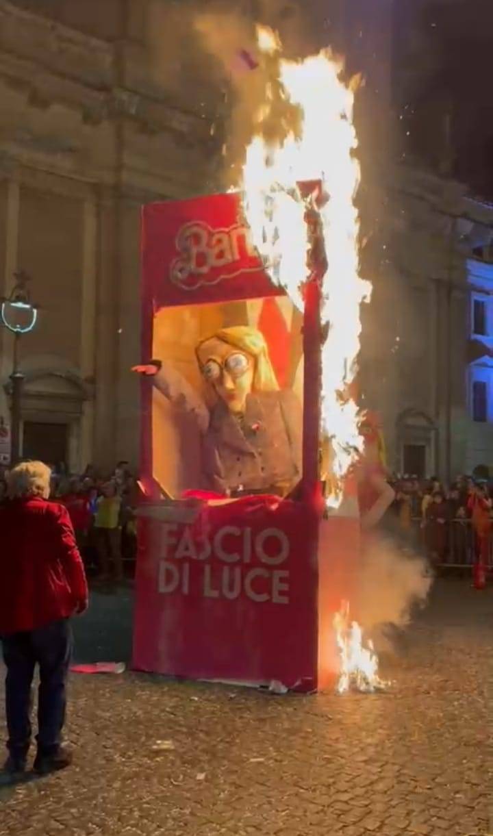 Il consigliere della Salis difende chi brucia il fantoccio della Meloni